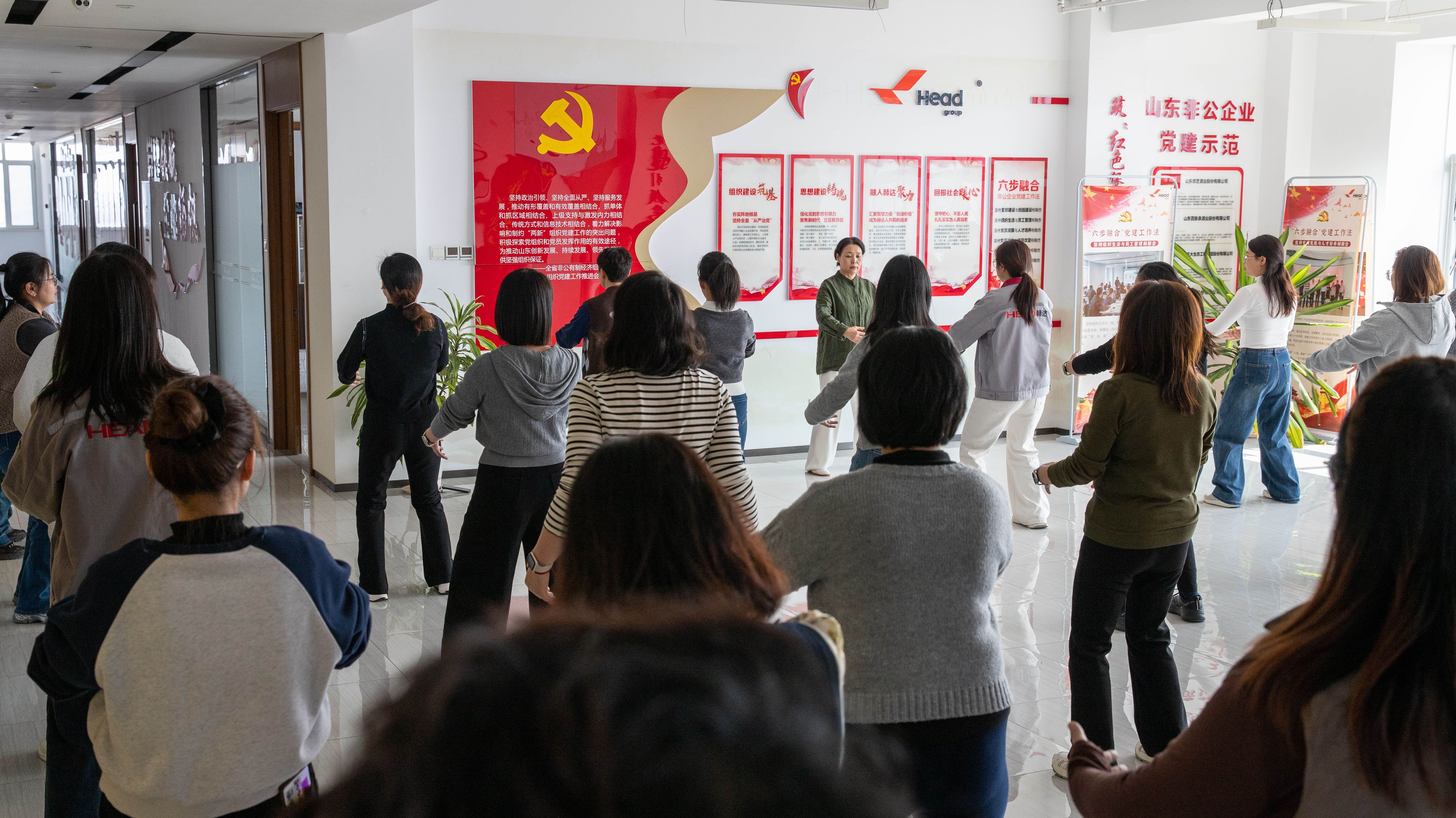 集團(tuán)工會(huì)組織開展八段錦教學(xué)活動(dòng)